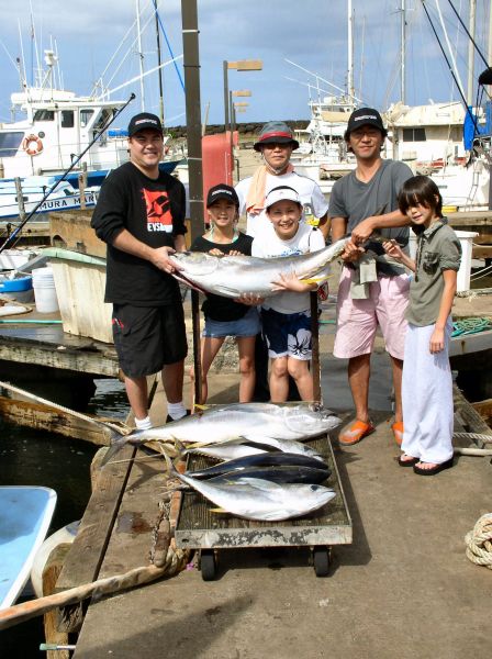Foxy Lady 1-9-07
Vince, Mikki, Yuki, Ryahei, Kiyomi and Tokuroh caught a few nice Yellowfin Tuna and decided to make it an early day. 
