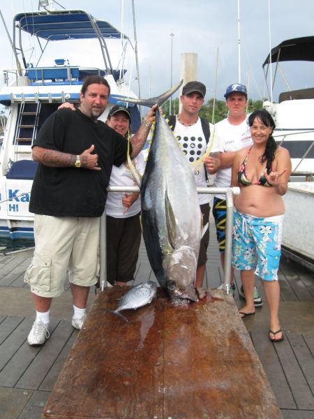 10-10-09
Ahi!!! Kyle, Rachelle, Mike, Skylar and Cecilia got a great big tuna fish and a little bitty tuna fish....
