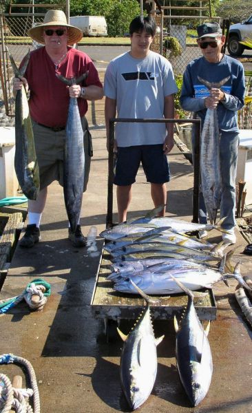 Foxy Lady 2-9-05
Roger, Mark and Lloyde with their GREAT Febuary catch. Just a Marlin shy of a clean sweep. Nice job guys.
