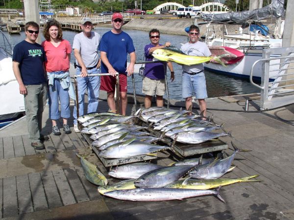 4-30-08
Don, Julia, Pete, Ron, Mark and Ron did a number on the Yellowfin Tunas, Mahi Mahi and Ono. Wow, that's a lot of fish. Good thing we had six anglers.
