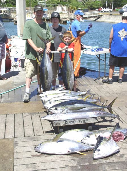 7-10-08
Daniel, Eli and Alex managed to get a few nice tunas and a fat Ono past the sharks. Nice job men.
